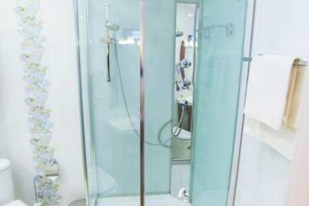 Душевая в номере DBL Улучшенный в отеле Suite Hotel