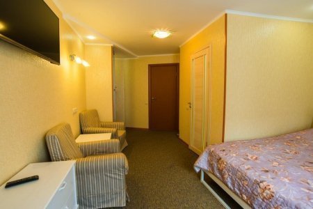 Интерьер номера DBL Улучшенный в отеле Suite Hotel