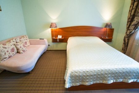 Кровать в номере DBL полулюкс в отеле Suite Hotel