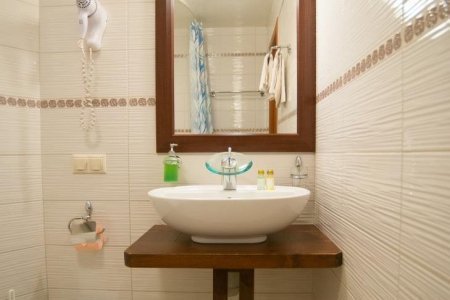 Раковина в номере DBL в отеле Suite Hotel