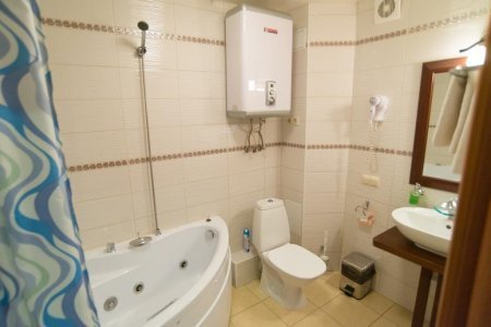 Санузел в номере DBL в отеле Suite Hotel