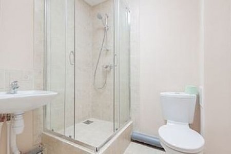 Душ в номере Делюкс в отеле Story Hostel