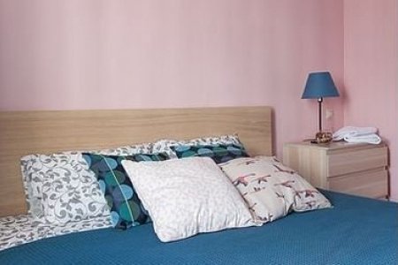 Подушки на кровати king-size в отеле Story Hostel