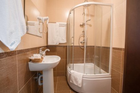Душ в номере Эконом в отеле Crystal