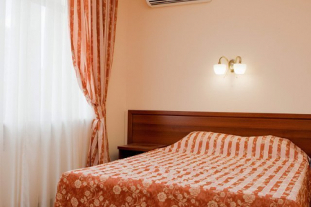 Кровать в номере Стандарт эконом в отеле MALDINI SPA