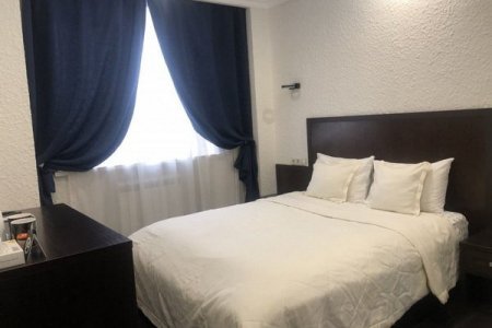 Двуспальная кровать в номере Стандарт в отеле Наб