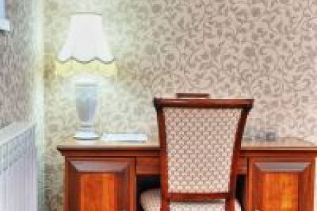 Рабочее место в номере Люкс в отеле Славия