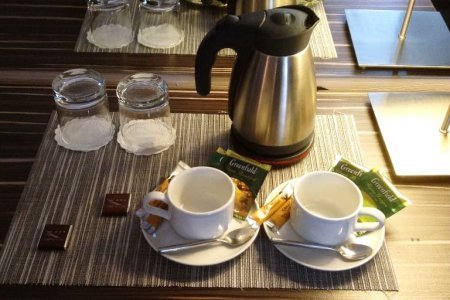 Чайный набор в номере Комфорт Премиум в отеле City Hotel Sova