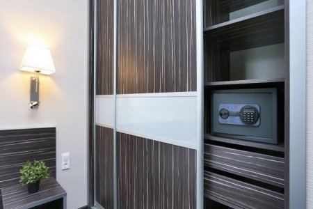 Шкаф в номере Комфорт в отеле City Hotel Sova