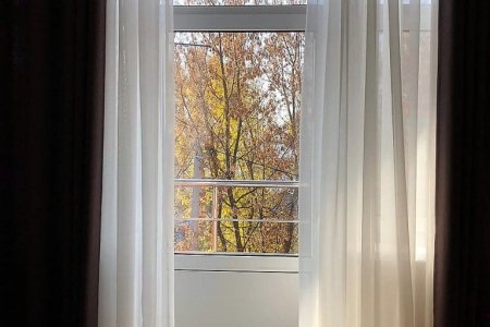 Забронировать на ночь — платить за фактическое время Вид из окна в номере Люкс гостиницы Астра
