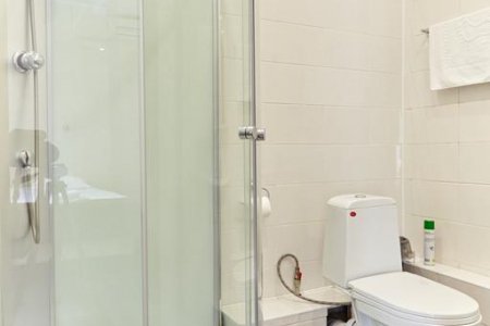 Душевая двухместного номера в отеле Багет