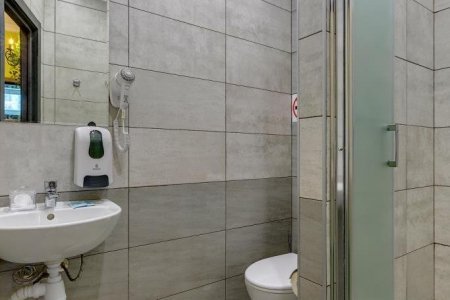 Душ в номере Люкс Джунгли в отеле Элитон Братеевская