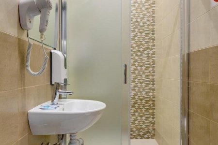 Душевая в номере Эконом Зеркальный в отеле Элитон Братеевская