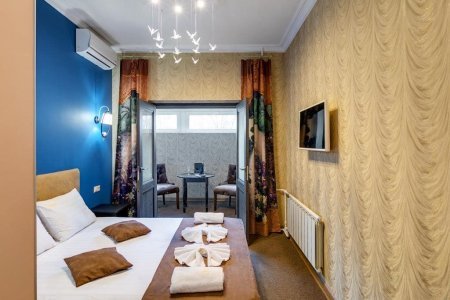 Кровать в номере Люкс Райские птицы в отеле Элитон Братеевская