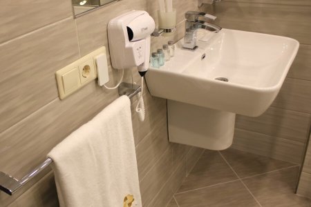 Отель Tesoro для романтических встреч Душевая в номере Комфорт в отеле Tesoro