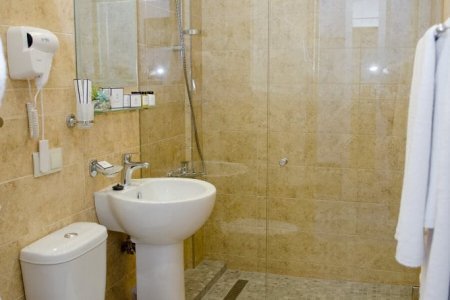 Отель Tesoro для свиданий недорого Санузел в номере Стандарт плюс в отеле Tesoro