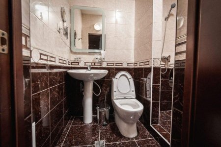Санузел номера ВИП в отеле Кураж