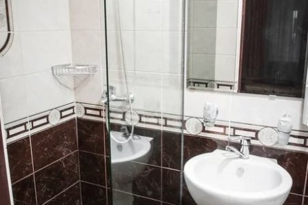 Душ в номере Комфорт в отеле Старый Ростов