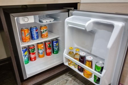 Мини бар в номере Стандарт в отеле Венеция