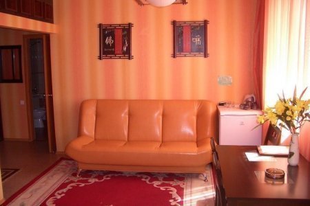 Диван номера Вип в отеле Три версты