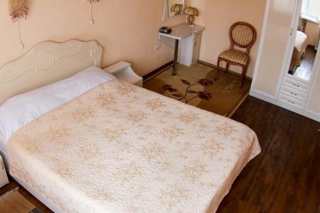 Аренда номера на час Большая кровать в номере Люкс в гостинице Северная