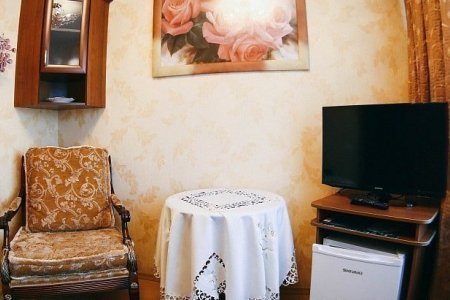 Снять Люкс на пару часов Стол в номере Люкс в гостинице Северная