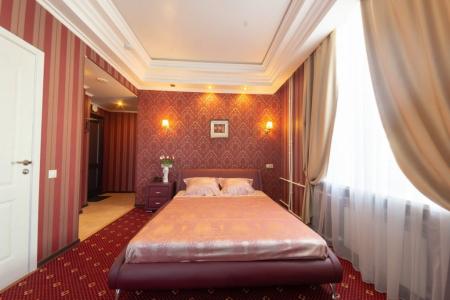 Кровать в номере Junior Suite в отеле Троя