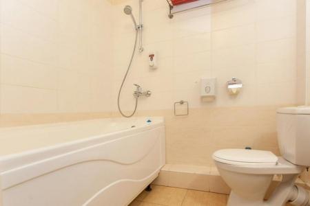 Ванная комната в номере Улучшенный в отеле Регина на Университетской