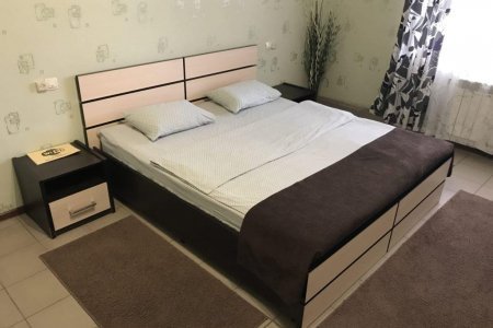 Двуспальная кровать в отеле Волжский бриз в номере Стандарт +