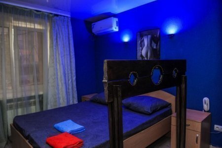 Двуспальная кровать в номере Инквизиция в отеле Госпожа