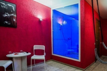 Красные стены в номере Качели любви в отеле Госпожа