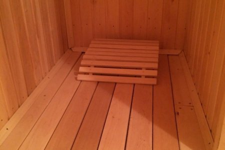 Интерьер номера Двухместный с сауной и джакузи в отеле Мираж