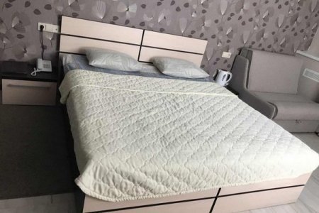 Огромная кровать в номере Трехместный Полулюкс в отеле Мираж