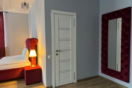 Почасовой Люкс с кроватью queen-size — фешенебельно и просторно Коридор в номере Люкс в отеле Премьера