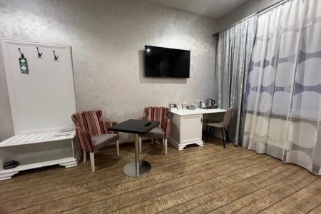 Снять номер на час с кроватью king-size Общий вид номера Полулюкс в отеле Премьера