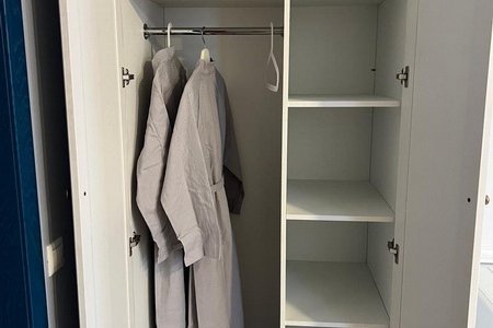 Почасовой отель у Сиреневого сада — от 3 часов Шкаф номера Полулюкс в отеле Премьера