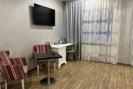 Снять номер на 3 часа или ночь — круглосуточно Зона отдыха в номере Полулюкс в отеле Премьера