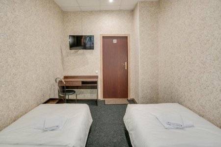 Две кровати в номере Эконом в отеле Ладомир на Каховке