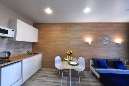 Обеденный стол в номере Студио 3 в The LOFT STUDIO Moscow