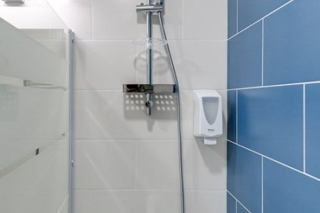 Душ в номере Улучшенный двухместный в отеле Квадро