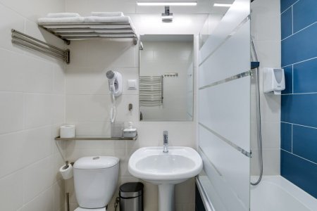 Раковина в номере Улучшенный двухместный в отеле Квадро