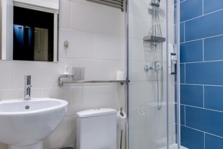 Санузел в номере Семейный в отеле Квадро
