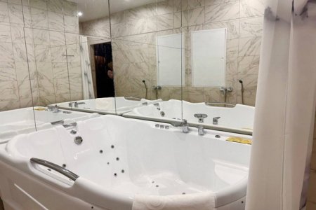 Джакузи в номере Красный бархат в отеле Room Room