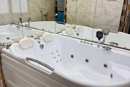 Джакузи в номере Синий бархат в отеле Room Room 