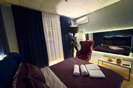 Кровать в номере Синий бархат в отеле Room Room 