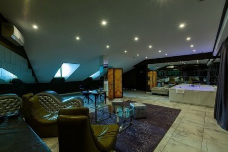 11 VIP номер с кожаной кроватью-подиумом в отеле De Art