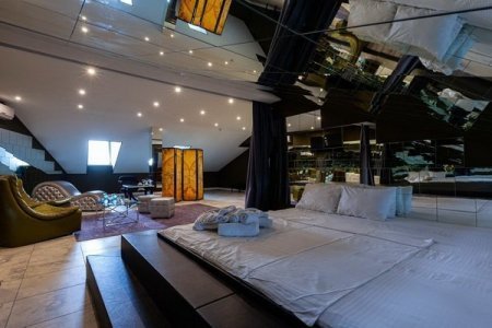 Большая кровать в номере 11 VIP в De Art на Таганской