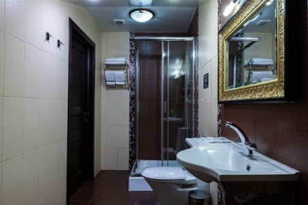 Душевая комната в номере 14 Комфорт в De Art на Таганской