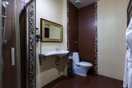 Душевая комната в номере 15 Комфорт в De Art на Таганской
