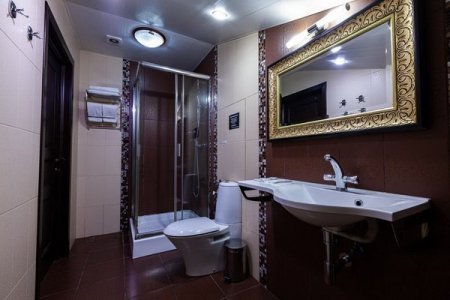 Душевая в номере 14 Комфорт в De Art на Таганской
